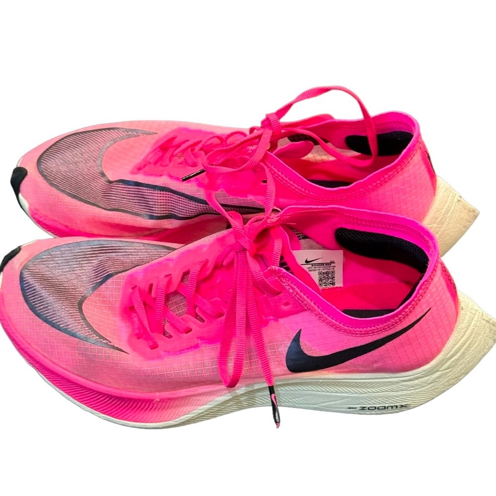 NIKE Vaporfly Next %
Purchased new in Men's size 7.5 (equals to women's size 9)